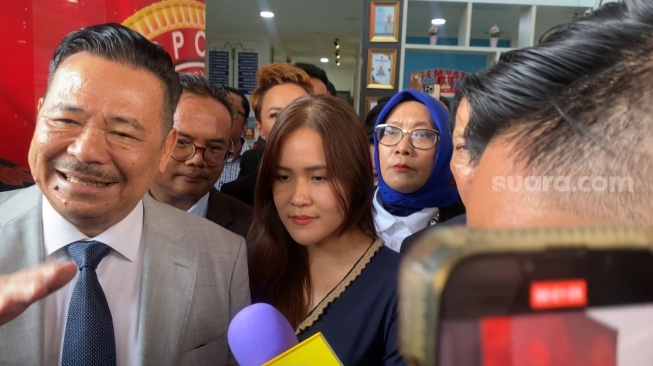 Jessica Kumala Wongso alias Jessica Wongso dan pengacaranya, Otto Hasibuan di Balai Pemasyarakatan (Bapas) Kelas I Jakarta Timur-Utara. Minggu (18/8/2024). [Suara.com/Tiara Rosana]