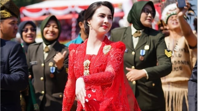 Vibes-nya Ibu Pejabat Banget, 5 Potret Arumi Bachsin Pakai Kebaya Merah Bikin Mata Tak Berkedip