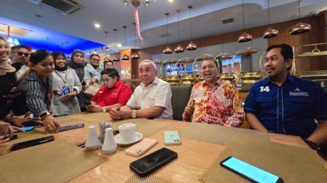 Konferensi pers setelah Rapat Umum Pemenangan Isran-Hadi di Hotel Bumi Senyiur Samarinda. [Presisi.co]