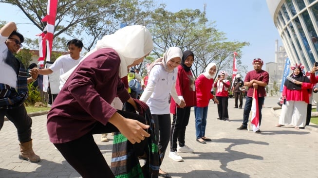 Seru! Ratusan Insan Semen Gresik Memakai Pakaian Adat dalam Peringatan HUT ke-79 RI di Omah SG Pabrik Rembang