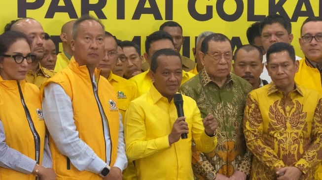 Bahlil Lahadalia menyampaikan keterangan di Kantor DPP Partai Golkar, Slipi, Jakarta Barat, Senin (19/8/2024). [Suara.com/Faqih]