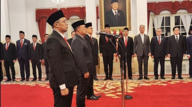 Hasan Nasbi saat dilantik oleh Presiden Joko Widodo sebagai Kepala Kantor Komunikasi Kepresidenan, dalam acara pelantikan menteri dan kepala badan di Istana Negara, Jakarta, Senin (19/8/2024). [Dok.Antara]