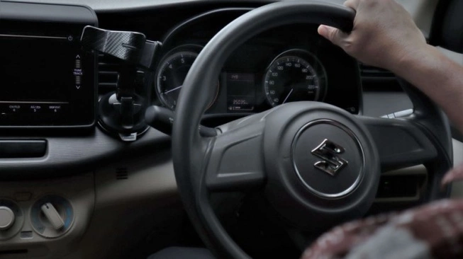 Maju mundur beberapa kali untuk merapikan posisi parkir paralel jauh lebih aman daripada memaksa manuver sekali jadi