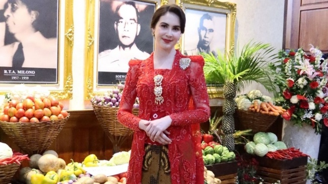 Potret Arumi Bachsin Kenakan Kebaya Merah Saat Upacara HUT Ke-79 RI (Instagram)