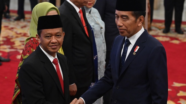 Presiden Joko Widodo (kanan) berjabat tangan dengan Menteri ESDM Bahlil Lahadalia (kiri) usai pelantikan di Istana Negara, Jakarta, Senin (19/8/2024). [ANTARA FOTO/Sigid Kurniawan].