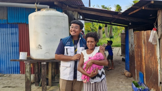 Heroik! Mahasiswa KKN UGM Sarmi Papua Bantu Persalinan Ibu di Atas Kapal