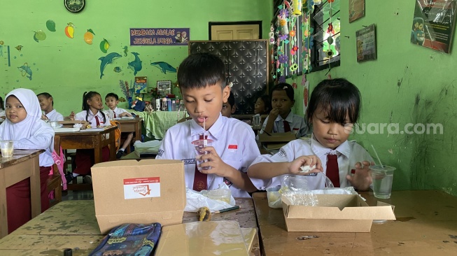 Penampakan para siswa saat mengikuti uji coba program makan bergizi gratis di SDN 07 Cideng, Jakarta Pusat. (Suara.com/Faqih)