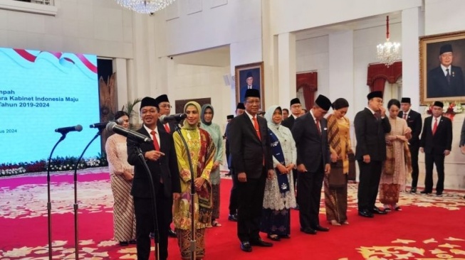 Supratman Andi Atgas (ketiga dari kiri) bersiap dilantik sebagai Menteri Hukum dan Hak Asasi Manusia di Istana Negara Jakarta, Senim (19/8/2024). ANTARA/Mentari Dwi Gayati