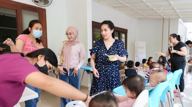 Nagita Slavina mengunjungi yayasan bayi-bayi terlantar. (Instagram/@raffinagita1717)