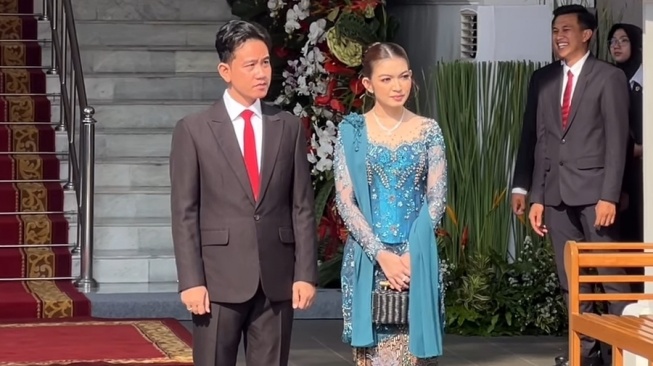 Kebaya Biru Tosca Selvi Ananda di Upacara Penurunan Bendera Sukses Bikin Pangling, Intip Potretnya!