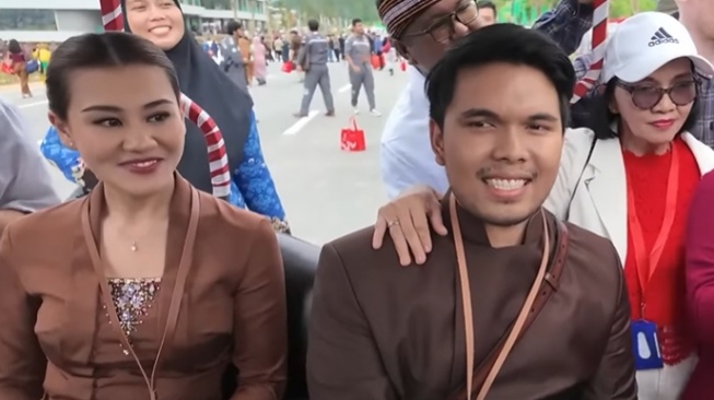 Ekspresi Aaliyah Massaid saat Thariq Halilintar dikejar-kejar emak-emak untuk berfoto (Youtube)