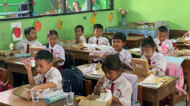 Penampakan Siswa SDN 07 Cideng, Jakpus saat uji coba program makan bergizi gratis yang digelar perdana oleh Pemprov DKI Jakarta. (Suara.com/Faqih) 