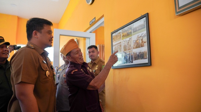 Wali Kota Medan Bobby Nasution bersama pengurus dan anggota LVRI. [dok Pemkot Medan] 