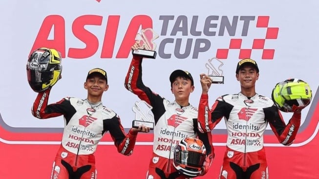 Pembalap binaan AHM M. Kiandra Ramadhipa (kiri) berhasil meraih podium kedua pada race kedua ajang Idemitsu Asia Talent Cup (IATC) seri kedua yang digelar di Sepang International Circuit, Malaysia (18/8) (Dok. AHM)