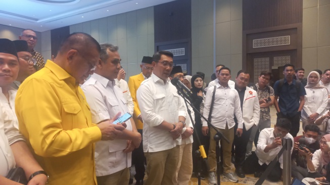 Cagub DKI Jakarta RIdwan Kamil menyampaikan keteranga di Golden Ballrom Hotel Sultan, Jakarta pada Senin (19/8/2024). [Suara.com/Bagaskara]