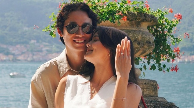 5 Foto Romantis Amanda Rawles saat Resmi Dilamar Adriel Susanteo, 7 Tahun Pacaran Beda Agama