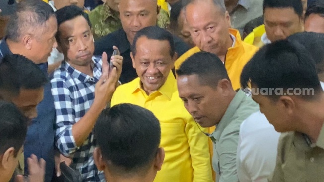 Bahlil Lahadalia menyambangi kantor DPP Partai Golkar untuk mendaftar sebagai calon ketua umum, Senin (19/8/2024) malam. (Suara.com/Faqih)