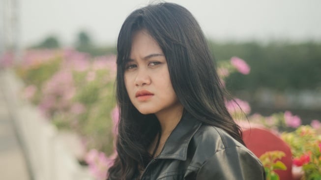 Sentuhan Emosi Sabiella Maris Melalui Single Terbarunya, 'Uneasy'