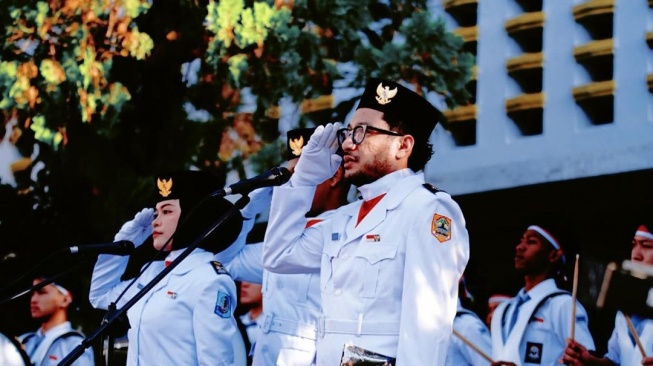 Musisi Kunto Aji jadi petugas upacara. (Instagram)