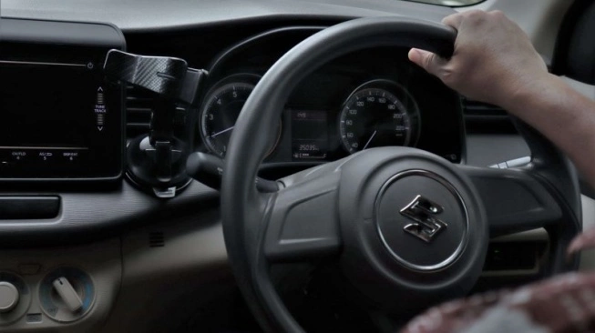 Memutar setir penuh ke arah parkir saat mundur adalah teknik kunci untuk menciptakan sudut 45 derajat yang tepat