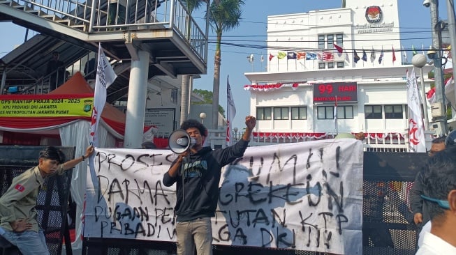 Dharma-Kun Lolos Verifikasi KPU, Mahasiswa: Bukti Pencatutan NIK Diabaikan!