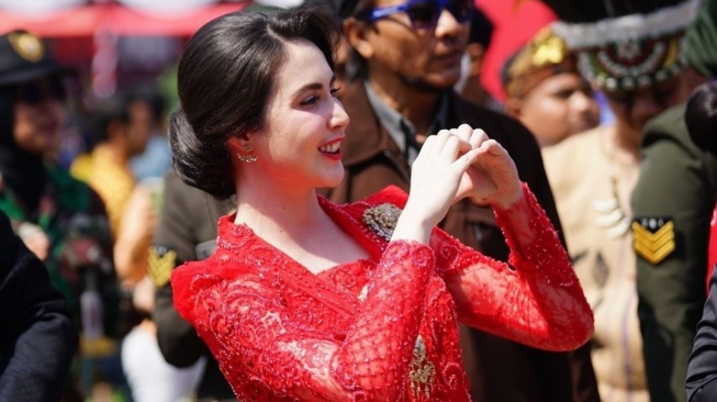 Potret Arumi Bachsin Kenakan Kebaya Merah Saat Upacara HUT Ke-79 RI (Instagram)