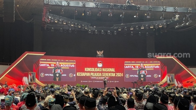 Presiden Jokowi saat berpidato di acara Konsolidasi Nasional Kesiapan Pilkada Serentak 2024 yang digelar di di Jakarta Convention Center, Senayan, Jakarta, (20/8/2024). (Suara.com/Novian)