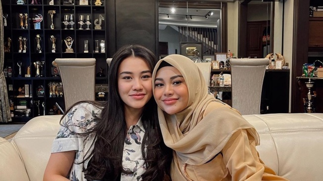 Potret Aaliyah Massaid dan Aurel Hermansyah saat olahraga bersama (Instagram/aurelie.hermansyah)