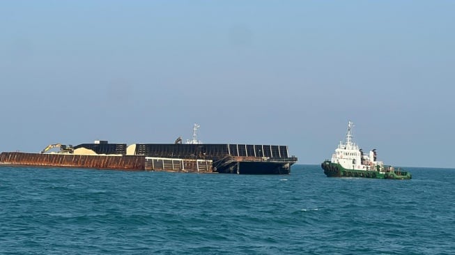 QRT KSOP Cirebon Sandarkan Kapal Asing Tugboat Berbendera Malaysia yang Alami Kebocoran