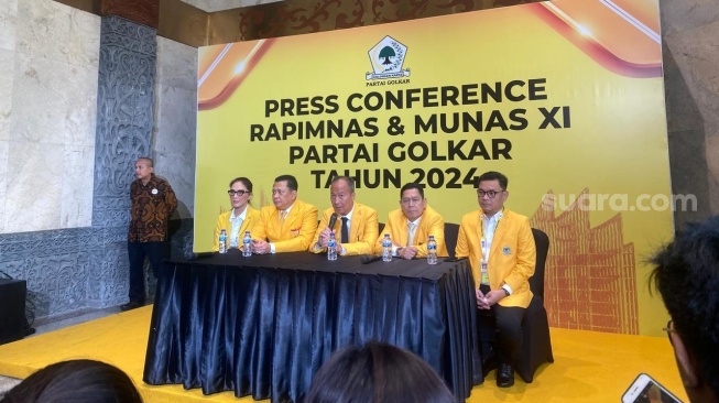 Plt Ketua Umum Partai Golkar Agus Gumiwang Kartasasmita (tengah). (Suara.com/Bagaskara)