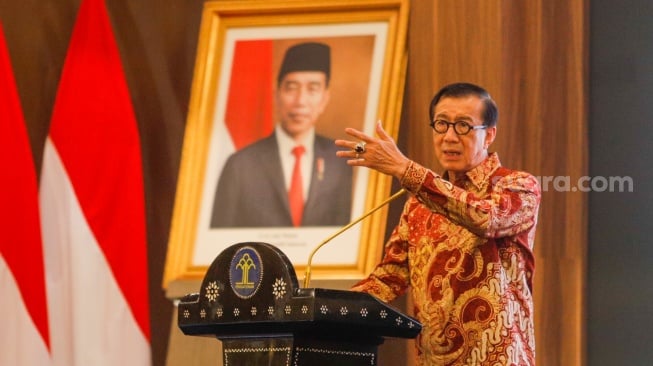 Pejabat lama Menteri Hukum dan Hak Asasi Manusia (Menkumham) Yasonna Laoly menyampaikan pidato perpisahan saat serah terima jabatan di Kantor Kementerian Hukum dan HAM, Jakarta, Selasa (20/8/2024). [Suara.com/Alfian Winanto]