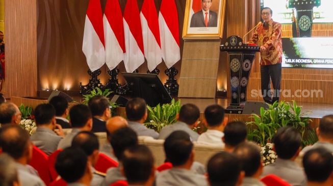 Pejabat lama Menteri Hukum dan Hak Asasi Manusia (Menkumham) Yasonna Laoly menyampaikan pidato perpisahan saat serah terima jabatan di Kantor Kementerian Hukum dan HAM, Jakarta, Selasa (20/8/2024). [Suara.com/Alfian Winanto]