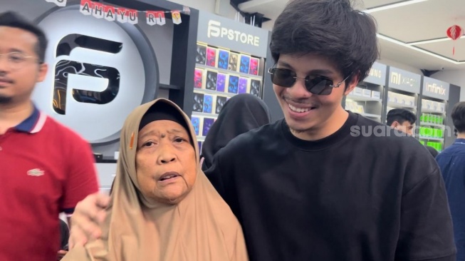 Sikap Ramah Atta Halilintar Diajak Foto Bareng Nenek-Nenek