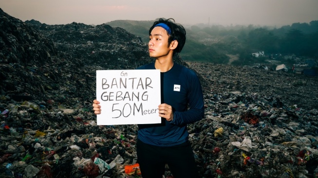 Jerhemy Owen mengusung tema lingkungan dengan mendaki gunung sampah di Bantar Gebang, menjelang perayaan HUT RI yang ke-79. [Instagram]