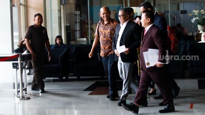 Sekjen PDI Perjuangan Hasto Kristiyanto (tengah) usai menjalani pemeriksaan di Gedung Merah Putih KPK, Jakarta, Selasa (20/8/2024). [Suara.com/Alfian Winanto]