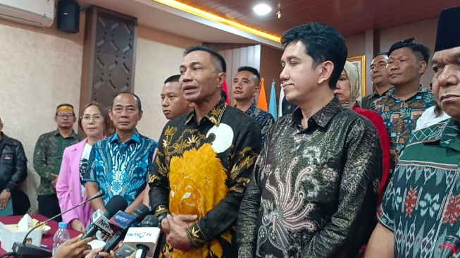 Bakal calon gubernur independen Dharma Pongrekun-Kun Wardana dinyatakan penuhi syarat dukungan oleh KPU Jakarta, Selasa (20/8/2024) dini hari. [Suara.com/Dea]