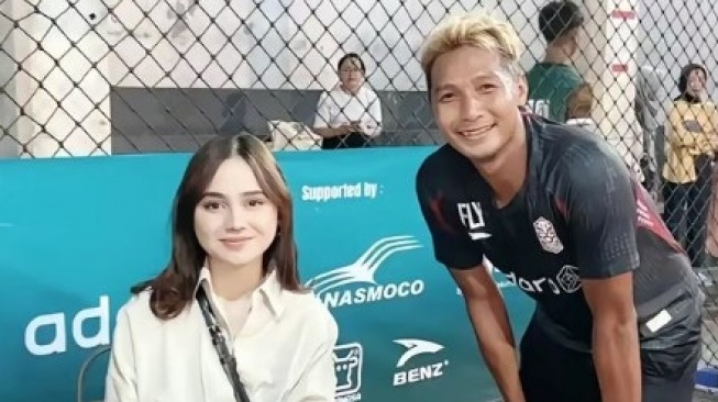 Syifa Hadju ketika berfoto bersama fans (Instagram/@pembasmi.kehaluan.reall)