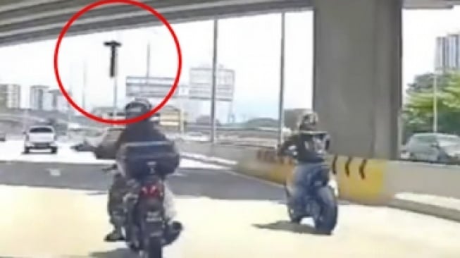 Nekat! Detik-detik Pengendara Motor Lempar Palu ke Mobil Terekam Kamera