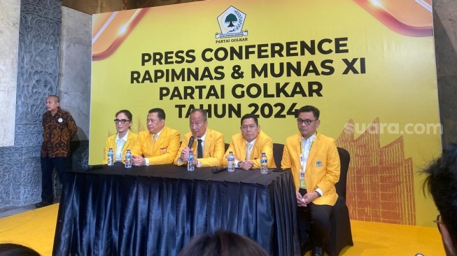 Plt Ketua Umum DPP Partai Golkar Agus Gumiwang Kartasasmita (tengah). (Suara.com/Bagaskara)