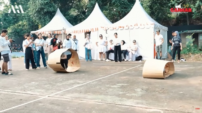 Potret karyawan AHHA dan RANS Entertainment saat lomba gulung kardus (YouTube/AH)