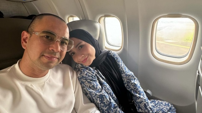 Beda Harga Sandal Raffi Ahmad dan Nagita Slavina saat Liburan di Bali, Bak Bumi Langit?