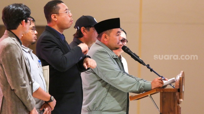 Ketua KPU Mochammad Afifuddin (tengah) memberikan pernyataan saat konferensi pers di JCC Senayan, Jakarta, Selasa (20/8/2024). [Suara.com/Alfian Winanto]