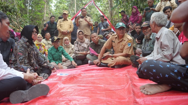 Menteri Sosial Tri Rismaharini menemui dua kelompok Suku Anak Dalam (SAD) di Desa Hajran, Kecamatan Batin XXIV, Kabupaten Batanghari, Provinsi Jambi pada Selasa (20/08/2024). (Dok: Kemensos)