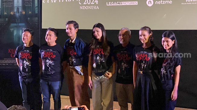 Para pemain film Kuasa Gelap saat menggelar konferensi pers di kawasan Kuningan, Jakarta Selatan, Selasa (20/8/2024). [Suara.com/Tiara Rosana]