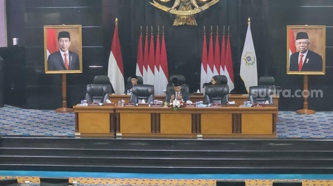 Penampakan Prasetyo Edi Marsudi saat memimpin rapat terakhir sebagai Ketua DPRD DKI Jakarta. (Suara.com/Fakhri)