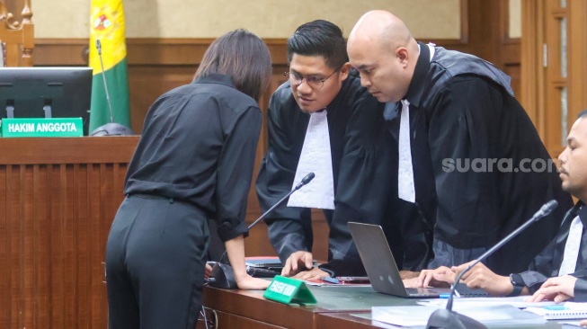 Terdakwa kasus dugaan korupsi pengelolaan tata niaga komoditas timah di wilayah izin usaha pertambangan PT Timah Tbk tahun 2015-2022 Helena Lim saat menjalani sidang perdana di Pengadilan Tipikor, Jakarta, Rabu (21/8/2024). [Suara.com/Alfian Winanto]