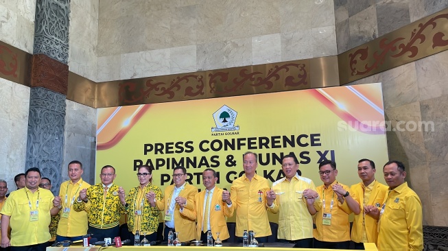 Bahlil Lahadalia (tengah) usai resmi terpilih menjadi Ketua Umum Partai Golkar periode 2024-2029. (Suara.com/Novian)