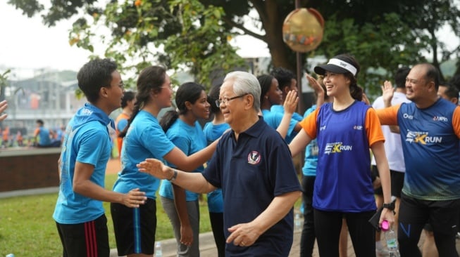 Mahasiswa baru UPH Tahun Akademik (TA) 2024/2025 berkumpul bersama sebelum memulai kegiatan Founder’s 5K Run.[Ist]