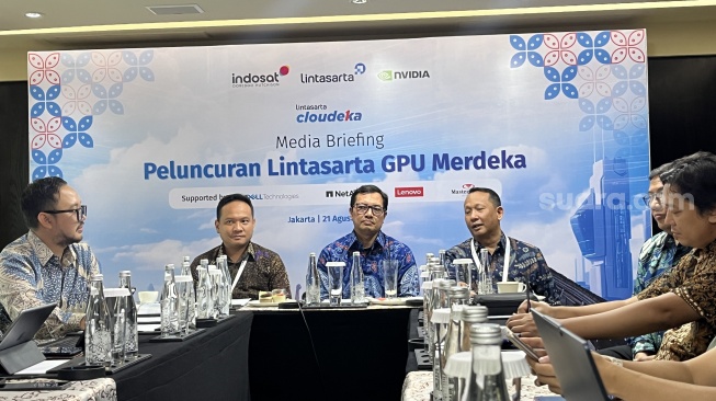 CEO Lintasarta Bayu Hanasentana (tengah) saat memperkenalkan GPU Merdeka, layanan AI hasil kolaborasi dengan Nvidia di Hotel Kempinski, Jakarta, Rabu (21/8/2024). [Suara.com/Dicky Prastya]