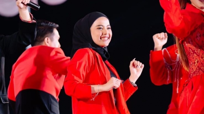 penampilan Putri Isnari di pesta ulang tahun Haji Alwi Ruslan yang ke-52 (Instagram/@da4_putri03)